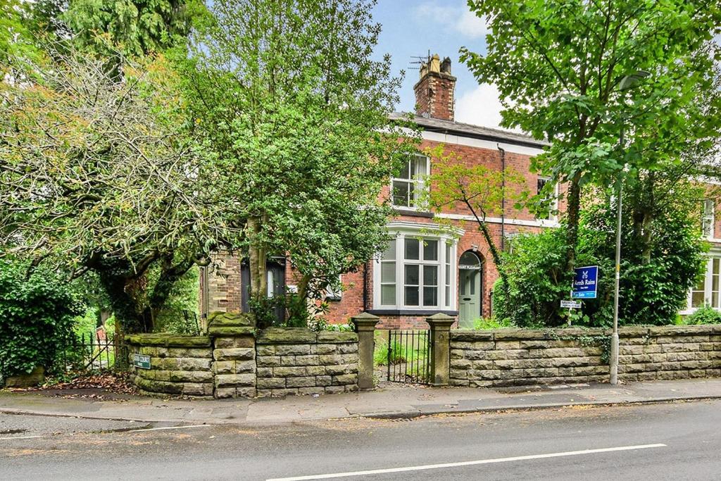 Amazing 2 bedroom Victorian Period Apartment