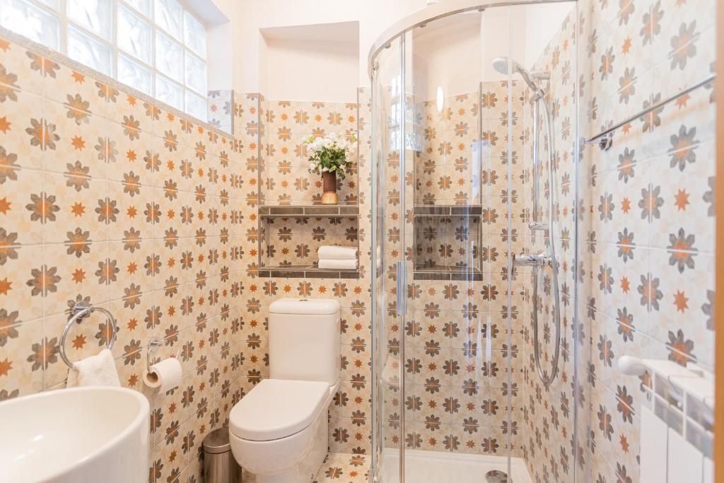 Łazienka w obiekcie Villa Castello with jacuzzi & priceless view by Rent All Como