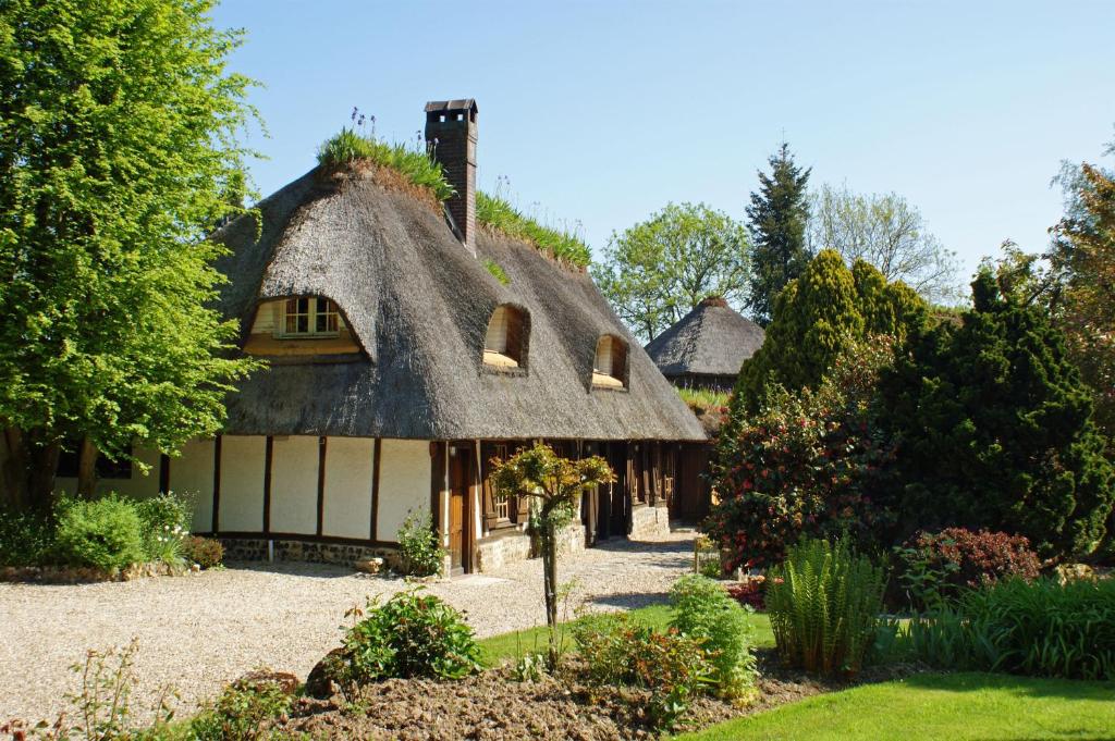 a house with a thatched roof and a garden at Le Petit Coq aux Champs - Teritoria in Campigny