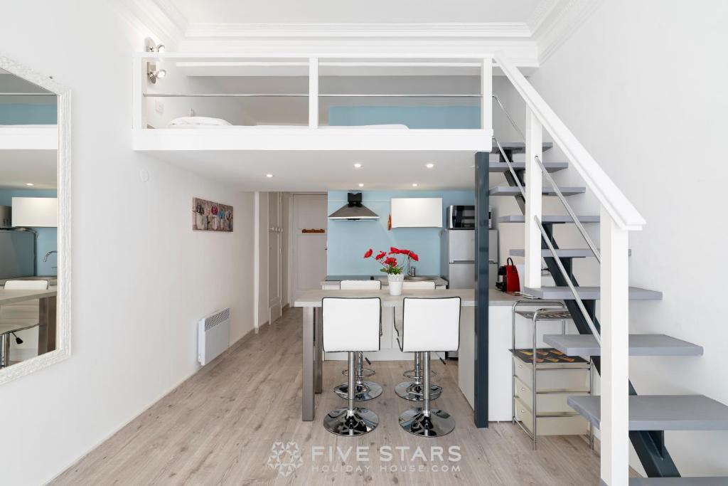 - un salon avec une mezzanine et une table dans l'établissement Studio Imperator Five stars holiday house, à Nice