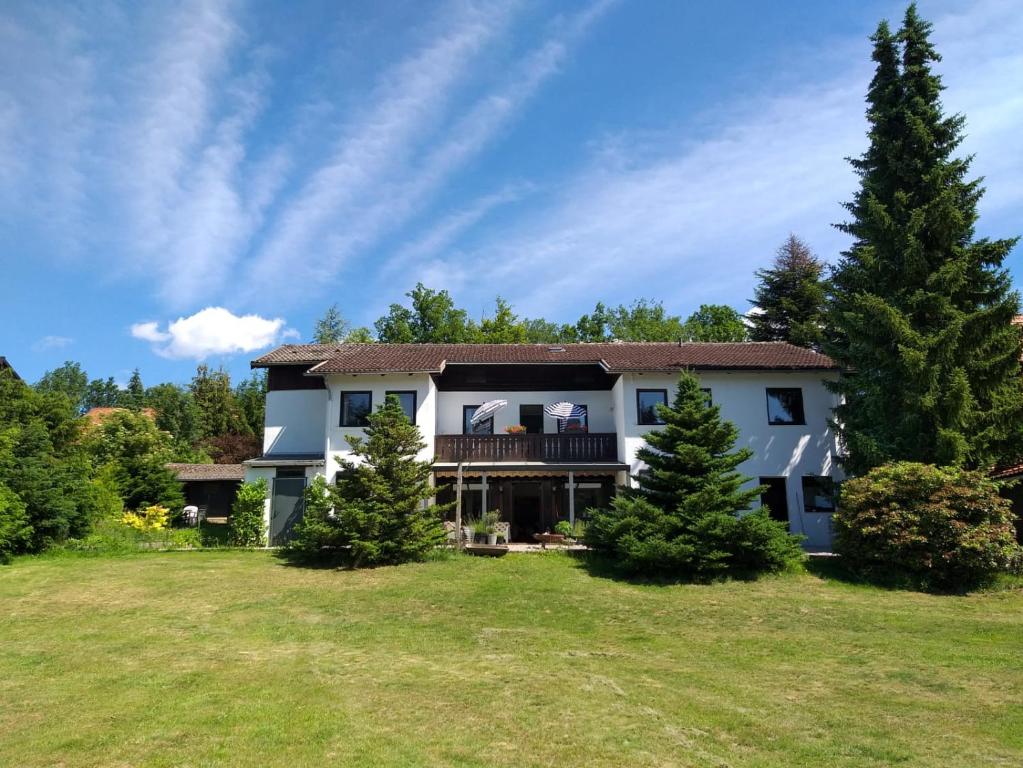 une grande maison avec une grande cour dans l'établissement Hochwald-EnSuite, à Bad Sachsa