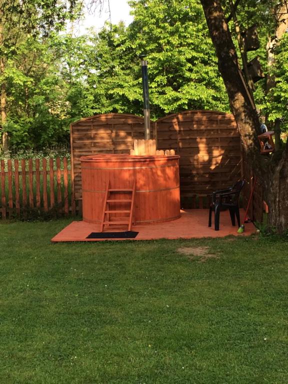 una hoguera en un patio junto a un árbol en Aśka, en Białka Tatrzanska