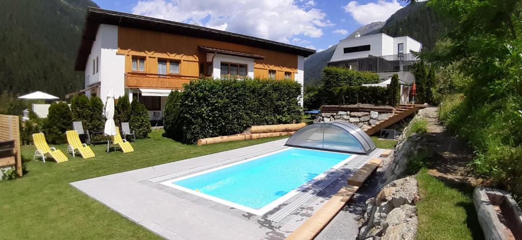 The swimming pool at or close to Sportapart Schweighofer Ski-in & Ski-out