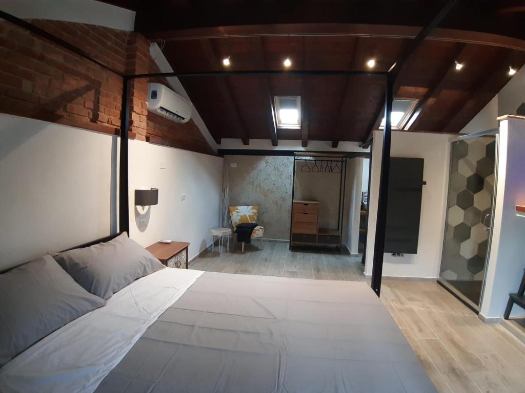 ein Schlafzimmer mit einem großen Bett und ein Wohnzimmer in der Unterkunft VISTALAGO VERSILIA in Massarosa