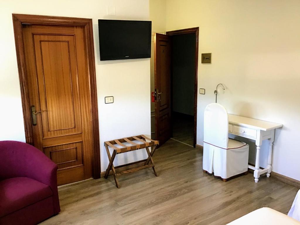 Televízia a/alebo spoločenská miestnosť v ubytovaní Hotel Los Olmos
