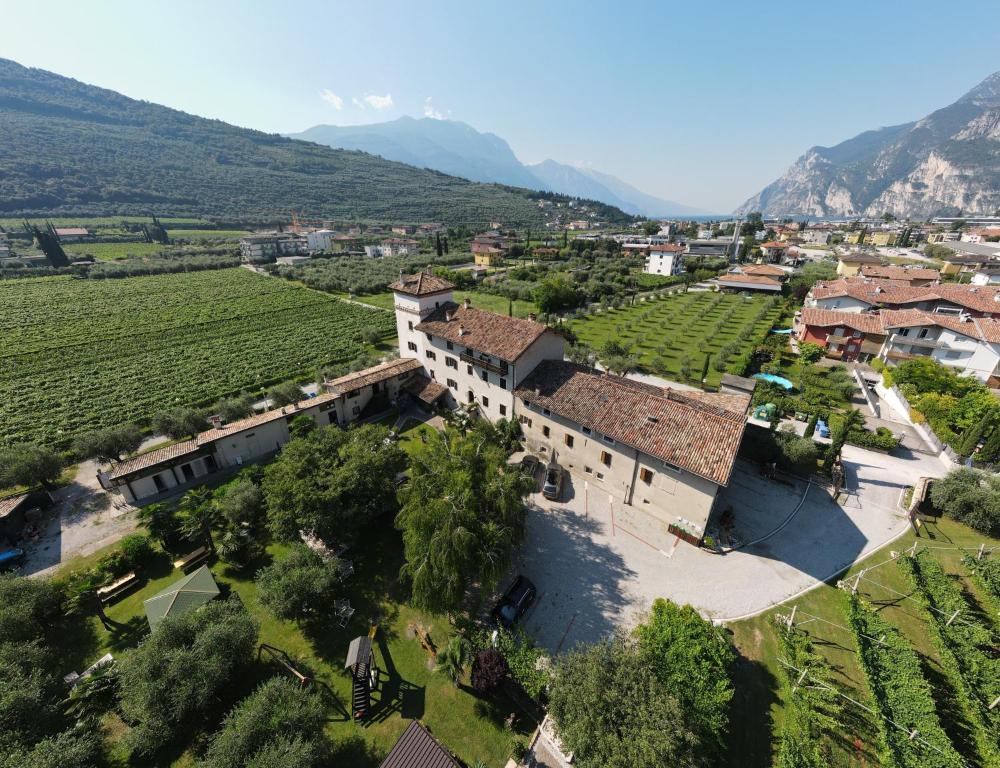 eine Luftansicht eines Dorfes mit einem Weinberg in der Unterkunft Residence La Colombera in Riva del Garda