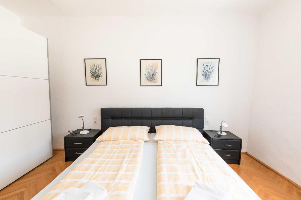 Postel nebo postele na pokoji v ubytování Ferienwohnung St. Pölten Rathausplatz