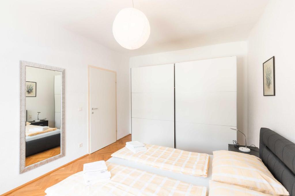 Postel nebo postele na pokoji v ubytování Ferienwohnung St. Pölten Rathausplatz