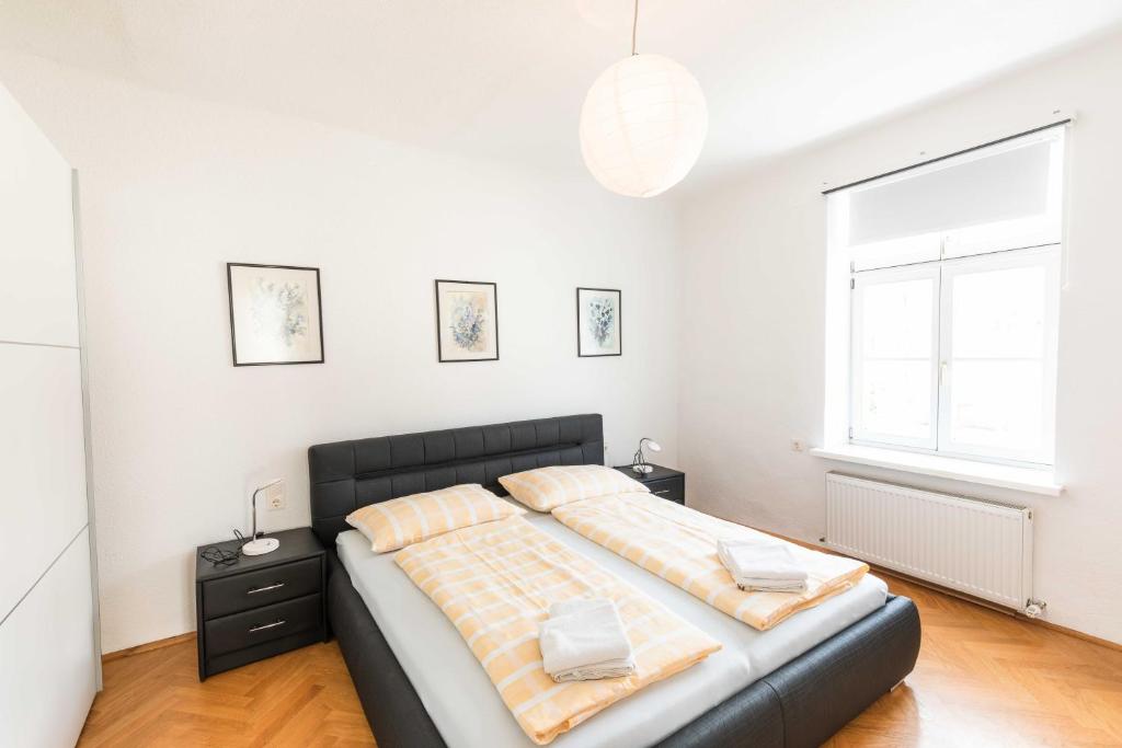 Postel nebo postele na pokoji v ubytování Ferienwohnung St. Pölten Rathausplatz