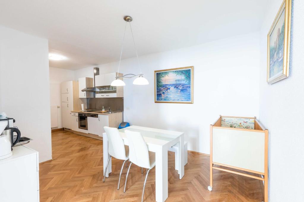 Kuchyň nebo kuchyňský kout v ubytování Ferienwohnung St. Pölten Rathausplatz