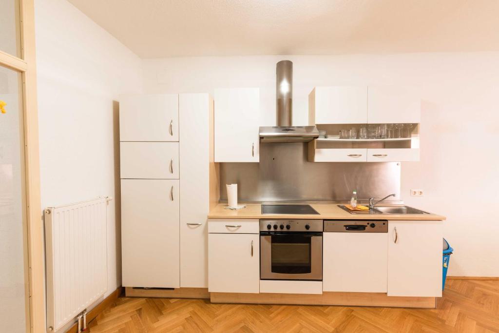 Kuchyň nebo kuchyňský kout v ubytování Ferienwohnung St. Pölten Rathausplatz