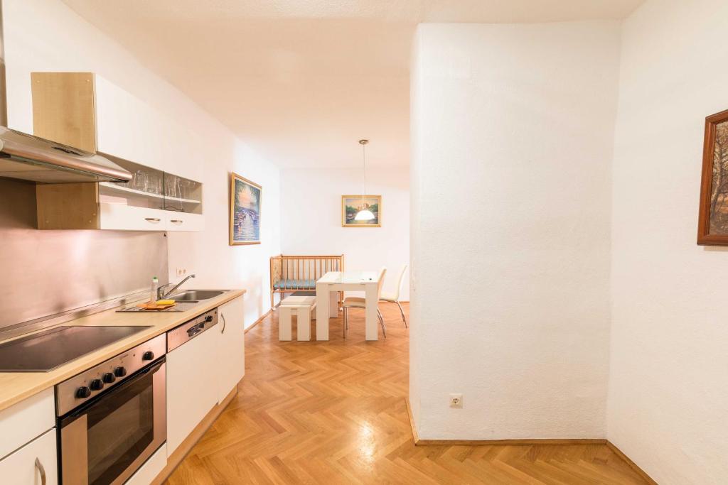 Kuchyň nebo kuchyňský kout v ubytování Ferienwohnung St. Pölten Rathausplatz