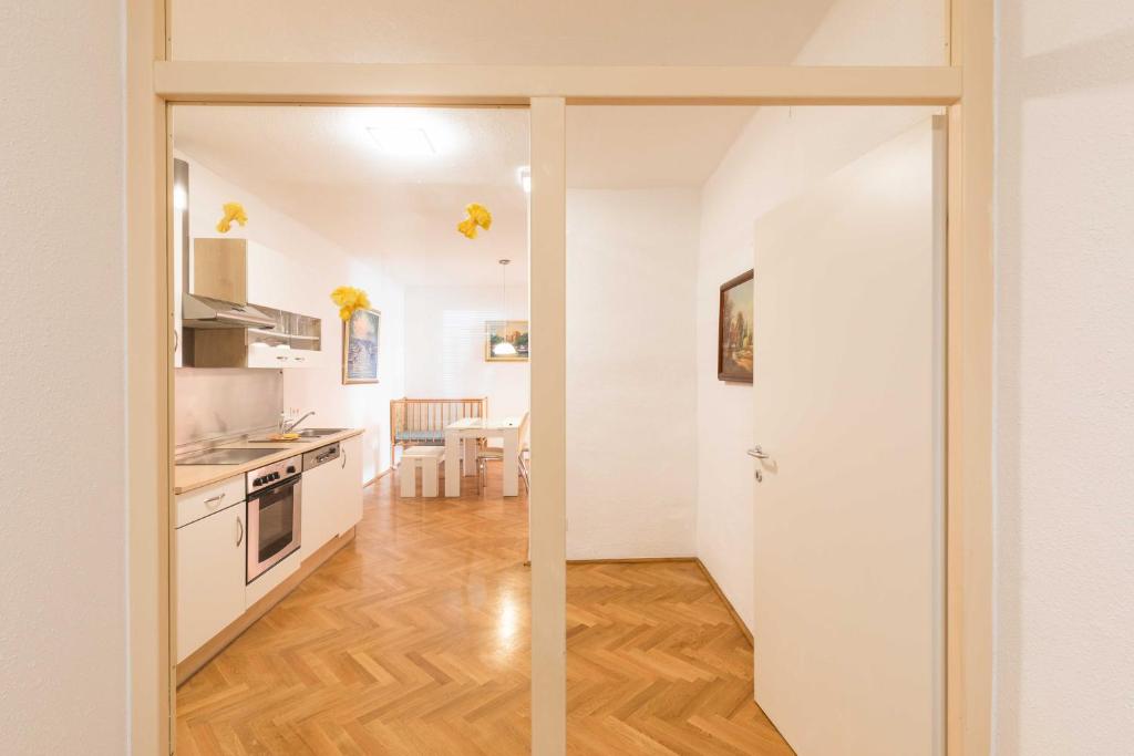 Kuchyň nebo kuchyňský kout v ubytování Ferienwohnung St. Pölten Rathausplatz