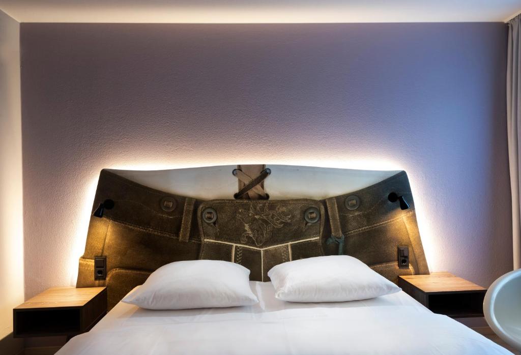 Postel nebo postele na pokoji v ubytování Tryp by Wyndham Rosenheim