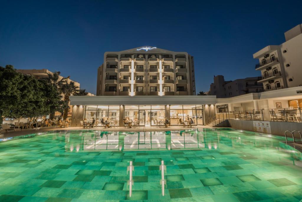 een zwembad voor een hotel 's nachts bij Premier Nergis Beach & SPA in Marmaris