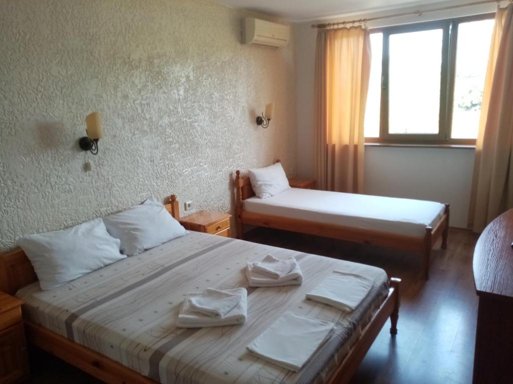 Ein Bett oder Betten in einem Zimmer der Unterkunft Guest House Ivanovi