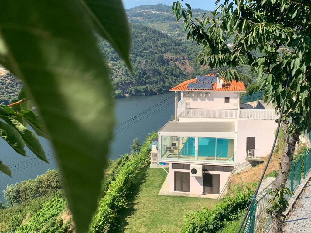 een huis op een heuvel met uitzicht op een rivier bij Douro Nest Houses in Caldas de Aregos
