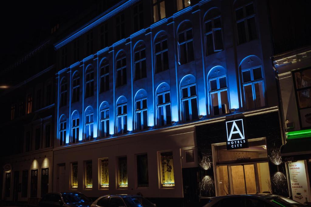 budynek z niebieskimi światłami w nocy w obiekcie A Hotels City w Kopenhadze