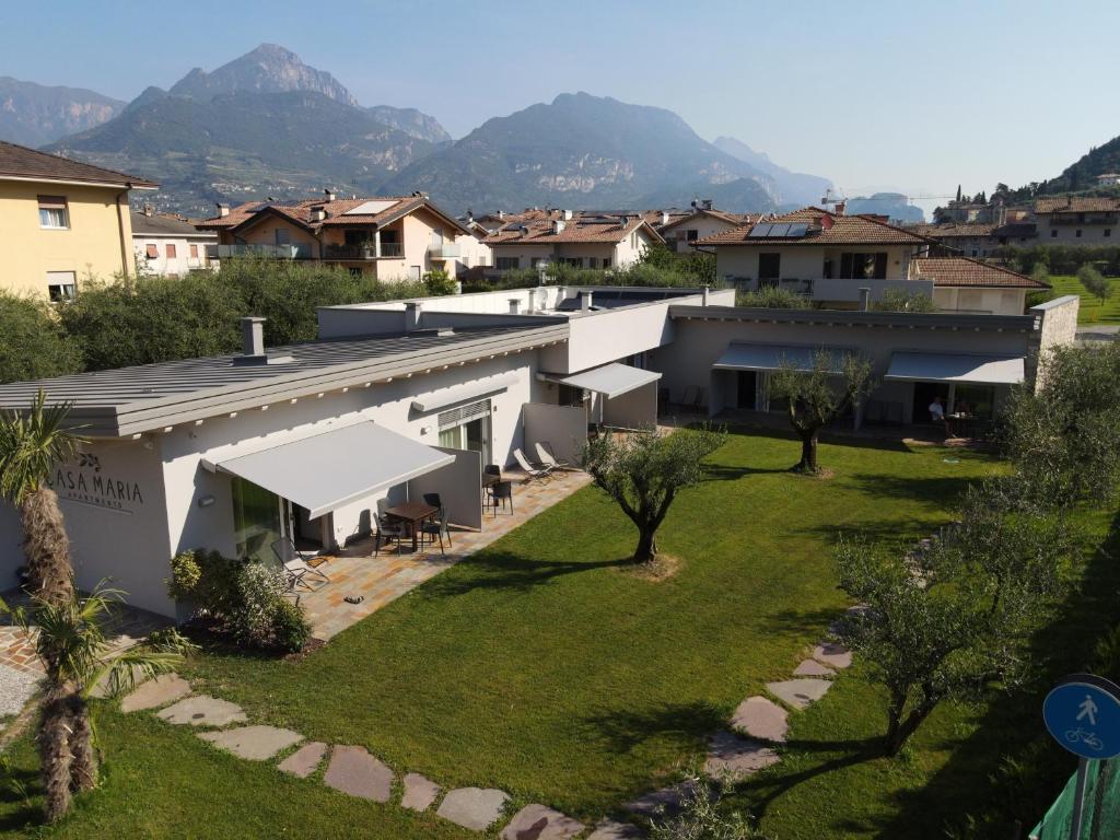 Vista arial de uma casa com montanhas ao fundo em Casa Maria Apartments em Riva del Garda