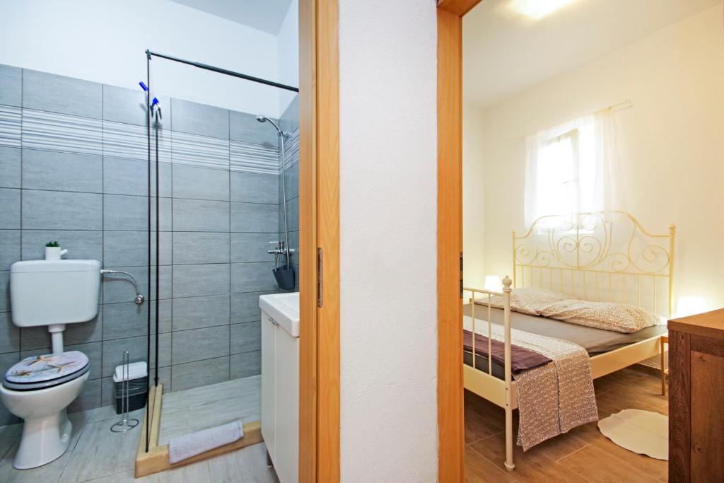 A bathroom at Apartments Silva