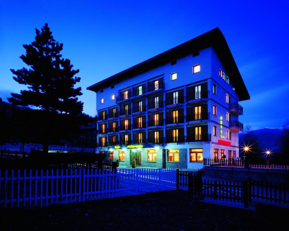 Hotel Panoramique في تورنيون: مبنى عليه انوار بالليل