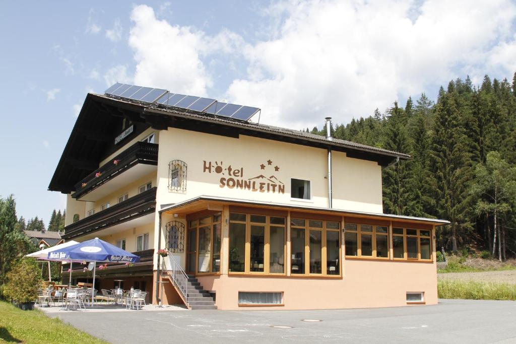 ein Gebäude mit Sonnenkollektoren darüber in der Unterkunft Hotel Sonnleitn in Jenig