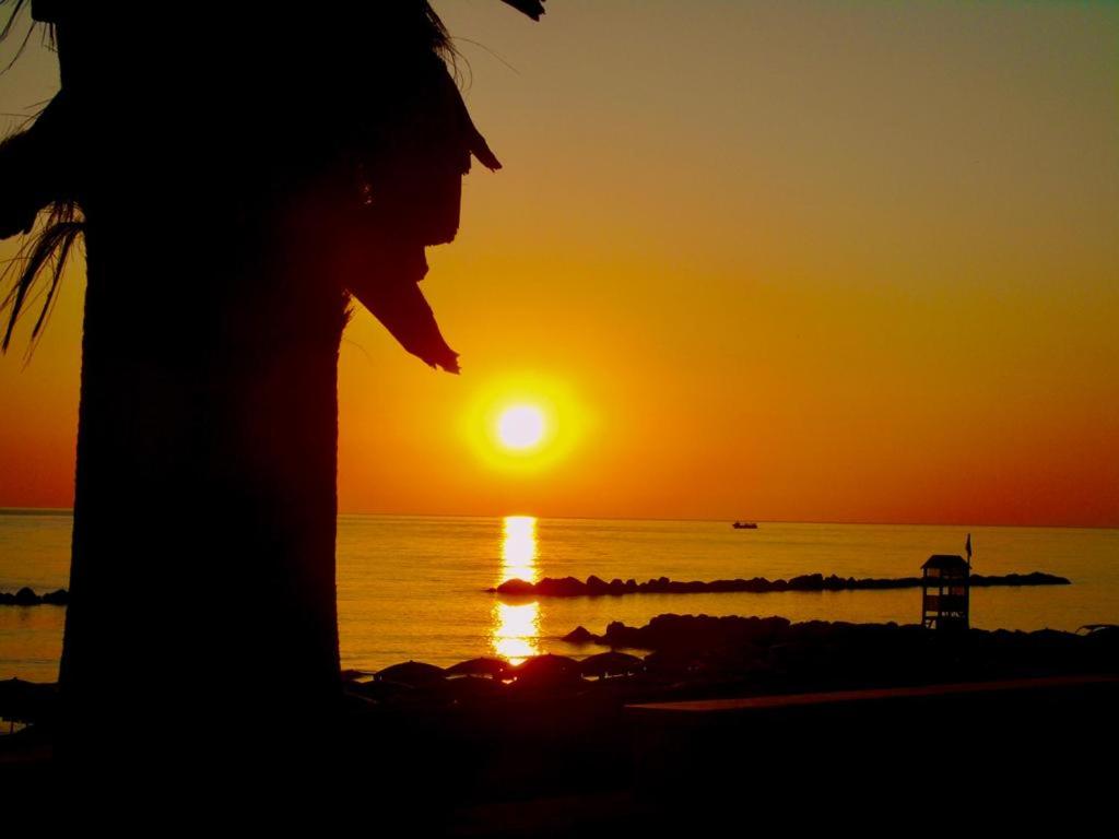 een persoon op het strand die naar de zonsondergang kijkt bij Cala di Rio B&B in Termoli