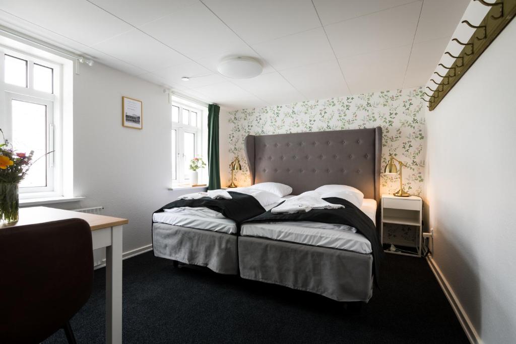 a bedroom with a bed and a desk in it at Diagonalkroen in Give