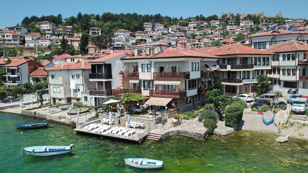 een groep huizen en boten in het water bij House Lucija in Ohrid