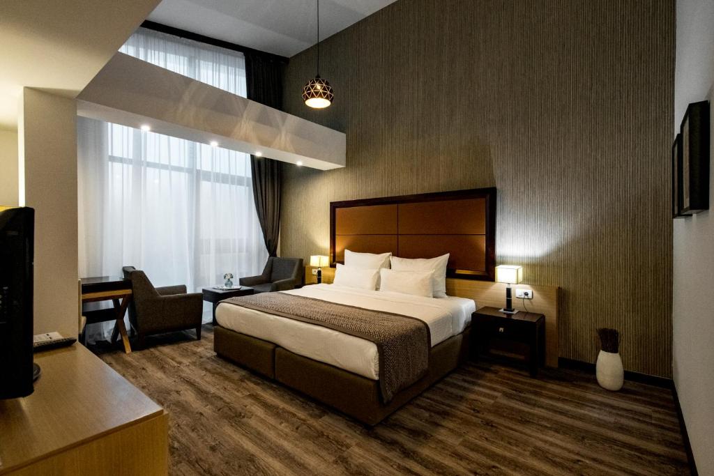 Habitación de hotel con cama y ventana grande en Hotel Blanca Resort & Spa, en Vlašić
