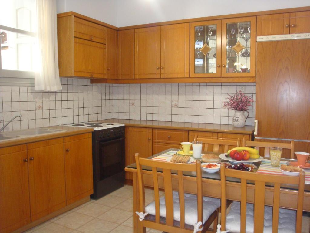 Kuchyň nebo kuchyňský kout v ubytování 'Naxian family apartment'