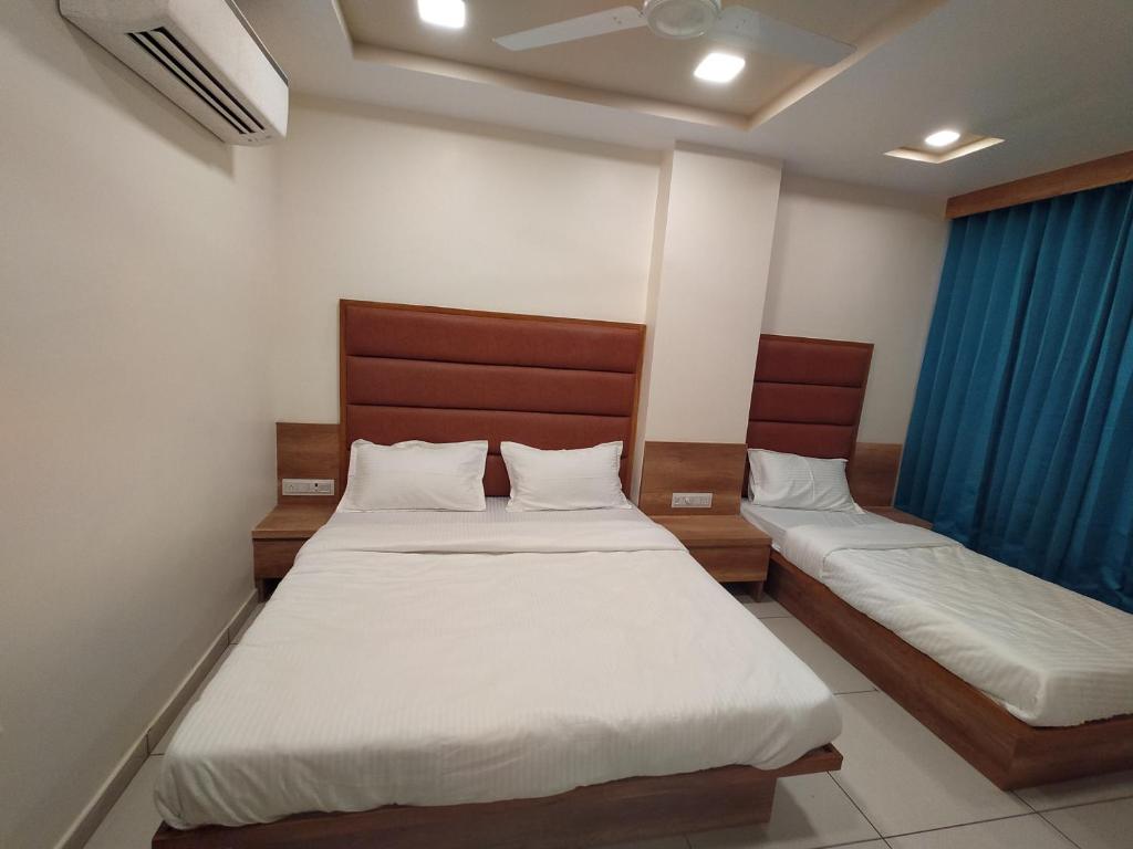 Postel nebo postele na pokoji v ubytování Hotel Neelkamal
