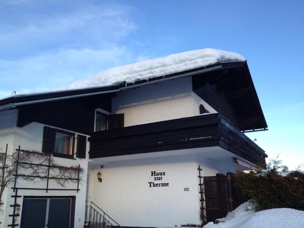 ein Gebäude mit Schnee drauf in der Unterkunft Haus zur Therme in Bad Mitterndorf