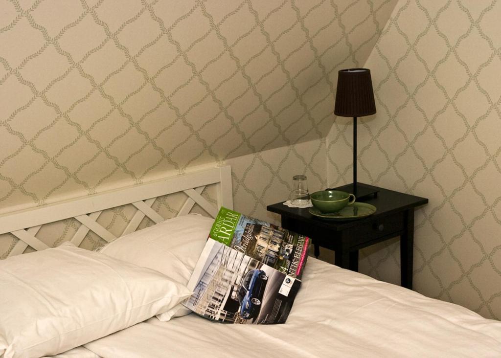 Postel nebo postele na pokoji v ubytování Bjälbo Gästhus B&B