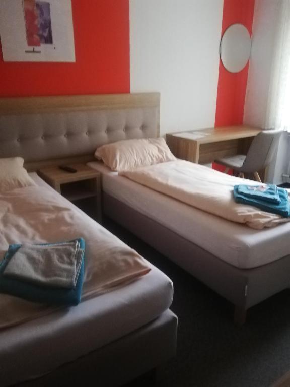 Postel nebo postele na pokoji v ubytování Hotel zur Post limburg Bad camberg
