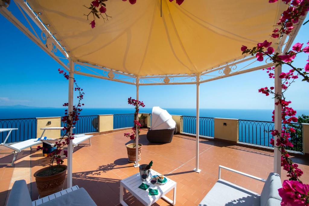 フローレにあるLuxury Villa Il Mignale Amalfi Coast Weddings&Eventsの屋上からの眺め