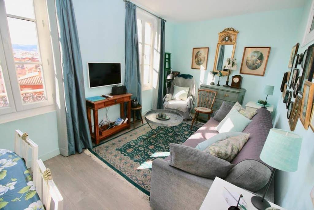 a living room with a couch and a tv at CHARMANT HOME - Mariesol in Nice