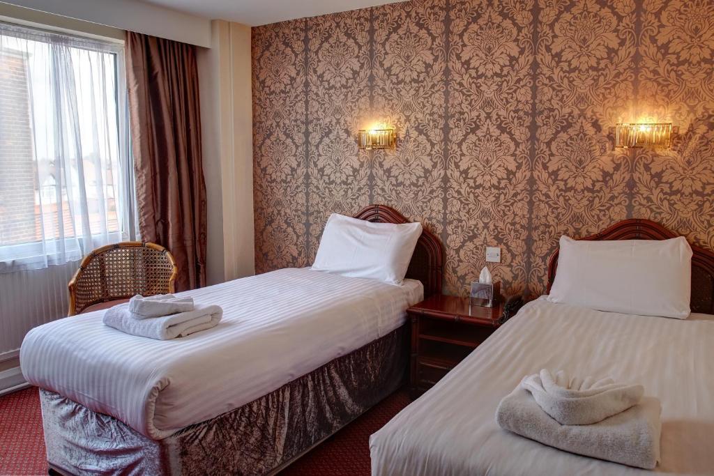 Postel nebo postele na pokoji v ubytování The Orwell Hotel