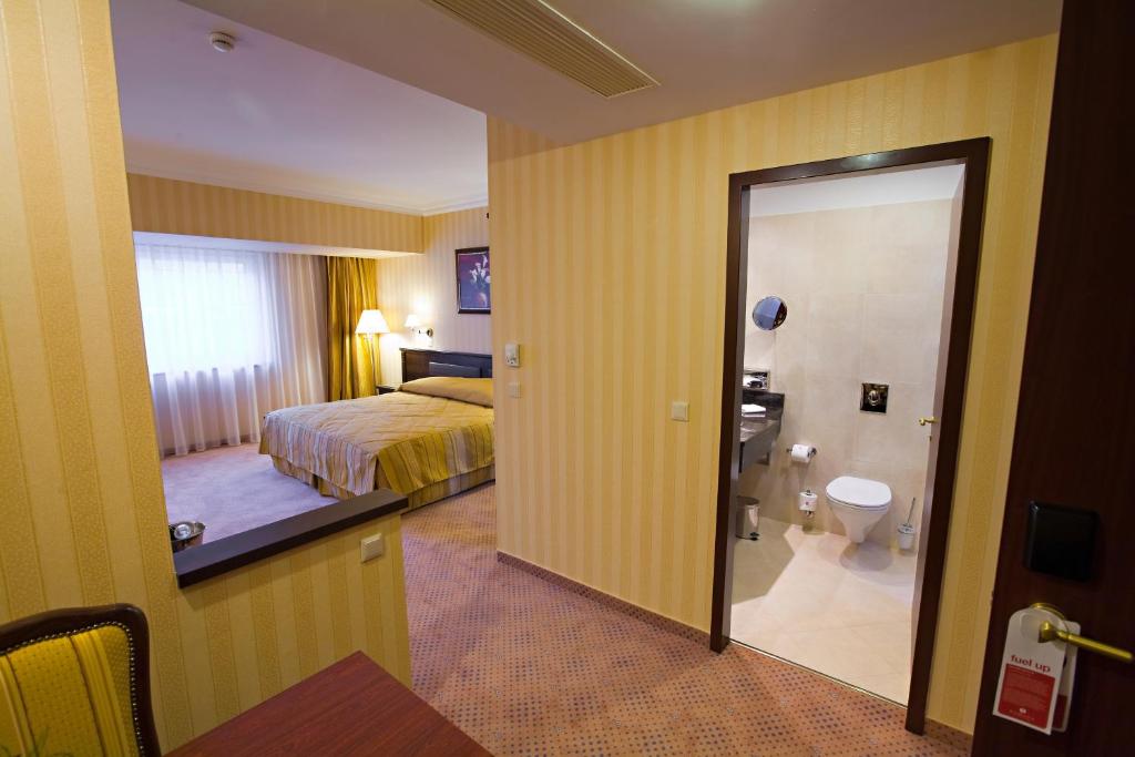 Postel nebo postele na pokoji v ubytování Ramada Hotel & Suites by Wyndham Bucharest North