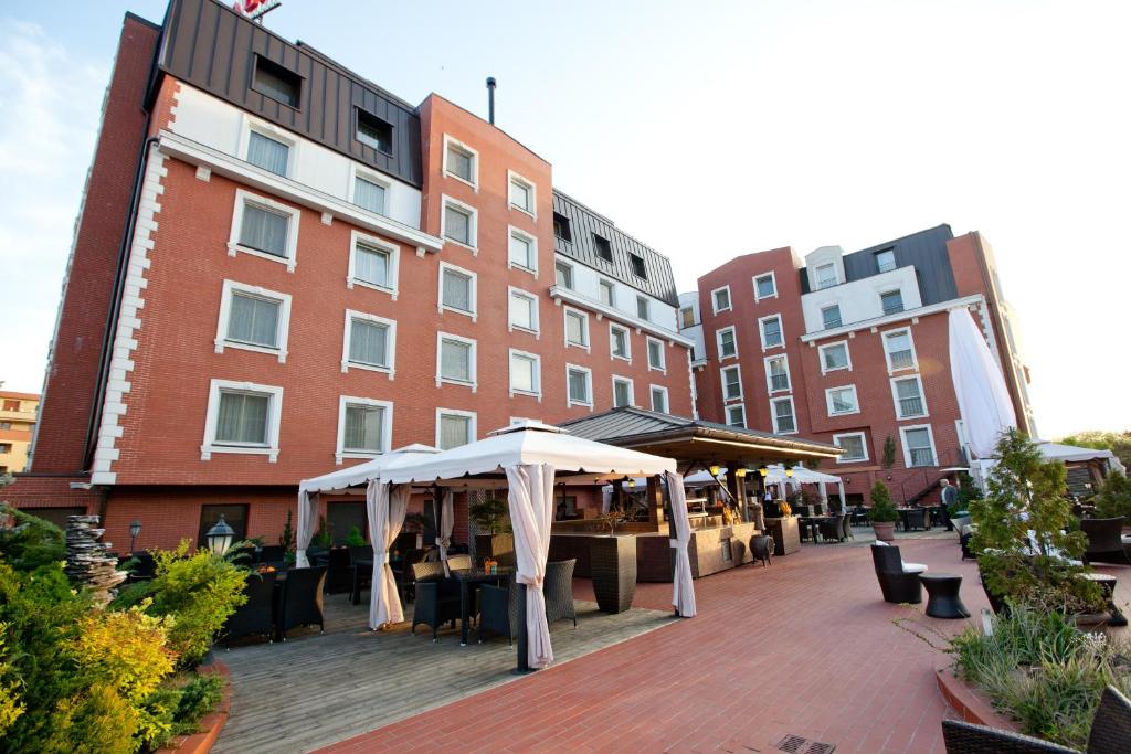 Ramada Hotel & Suites by Wyndham Bucharest North - Resim 45