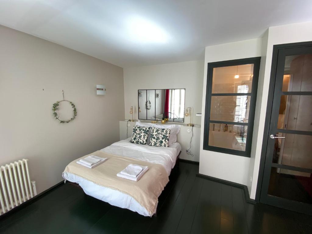 um quarto com uma cama com duas toalhas em Rue du port em La Rochelle