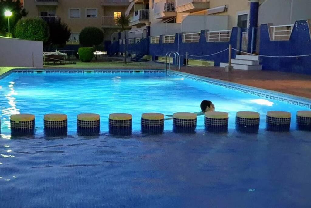 uma pessoa a nadar numa piscina em Apartamento PEPA. En el corazón del Delta. em Sant Jaume d'Enveja
