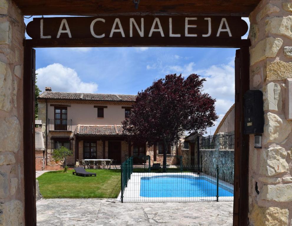 una puerta a una casa con piscina en La Canaleja en Torre Val de San Pedro