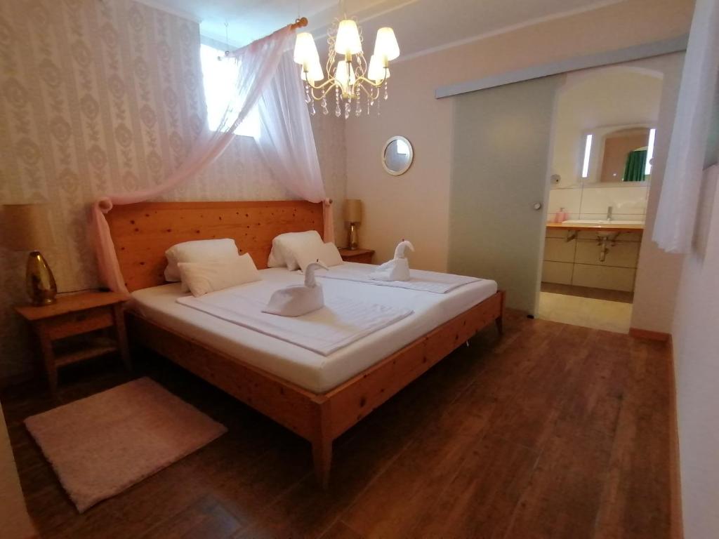 Una cama o camas en una habitación de Pension Amelie
