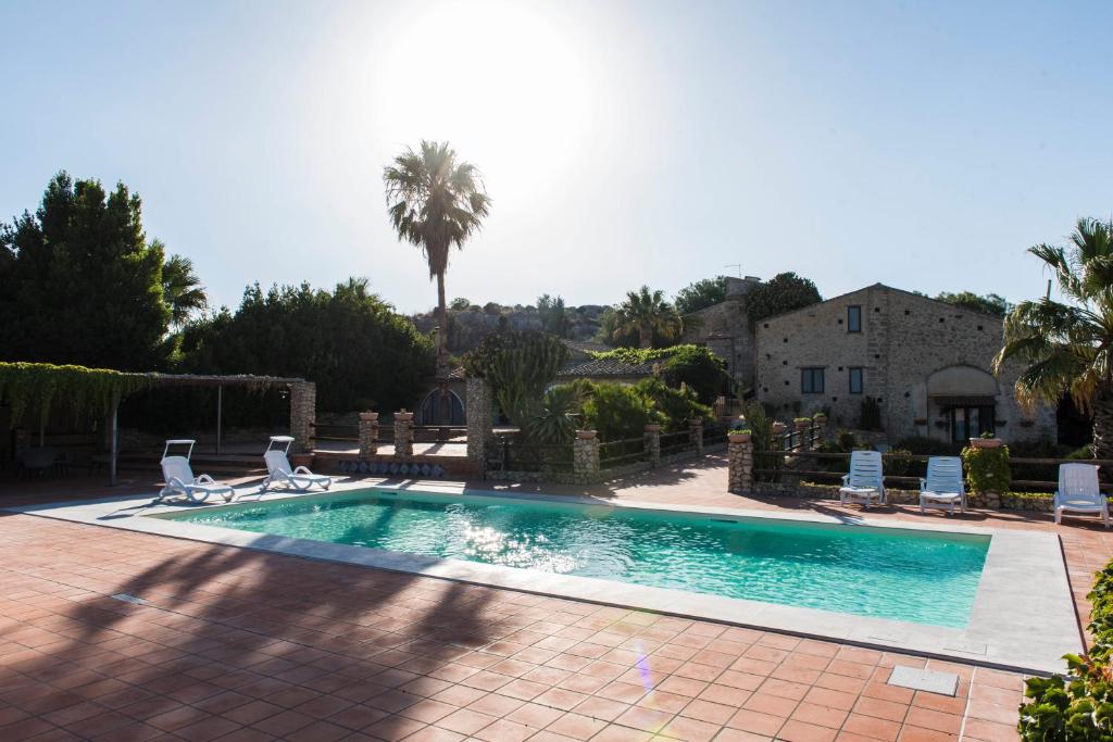 Bazén v ubytovaní Agriturismo Baglio Làuria alebo v jeho blízkosti