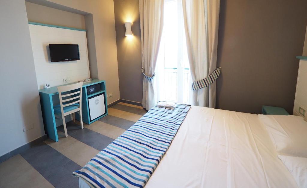 Una cama o camas en una habitación de Hotel La Spiaggia