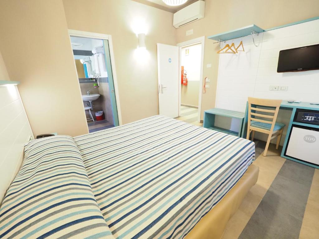 Una cama o camas en una habitación de Hotel La Spiaggia