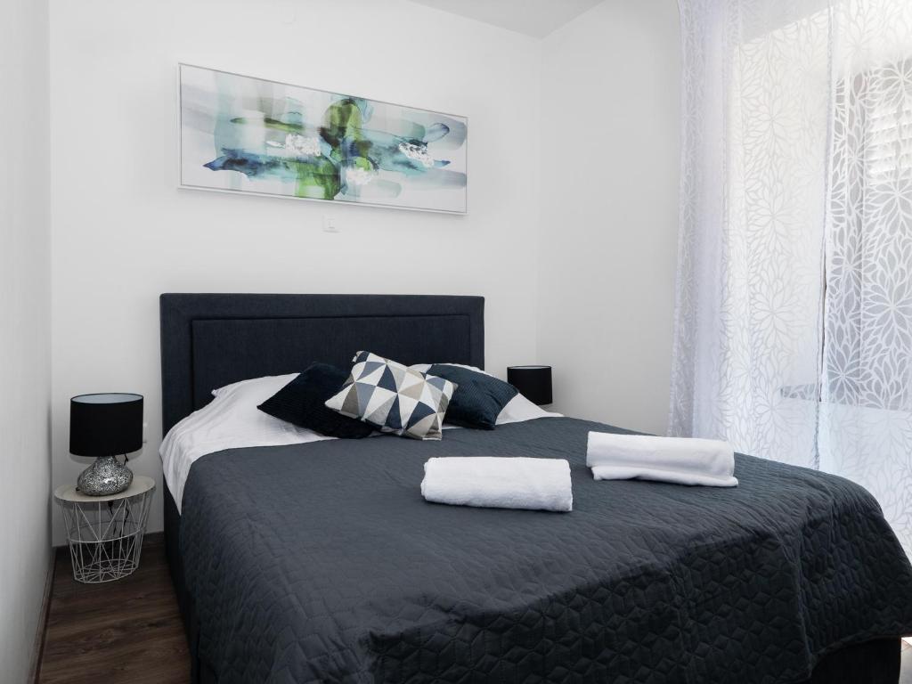 Łóżko lub łóżka w pokoju w obiekcie Arena Delight Studio Apartments