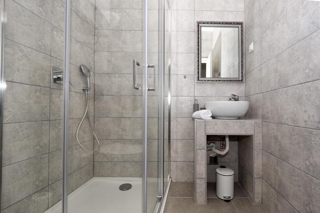 łazienka z prysznicem i umywalką w obiekcie Arena Delight Studio Apartments w Puli