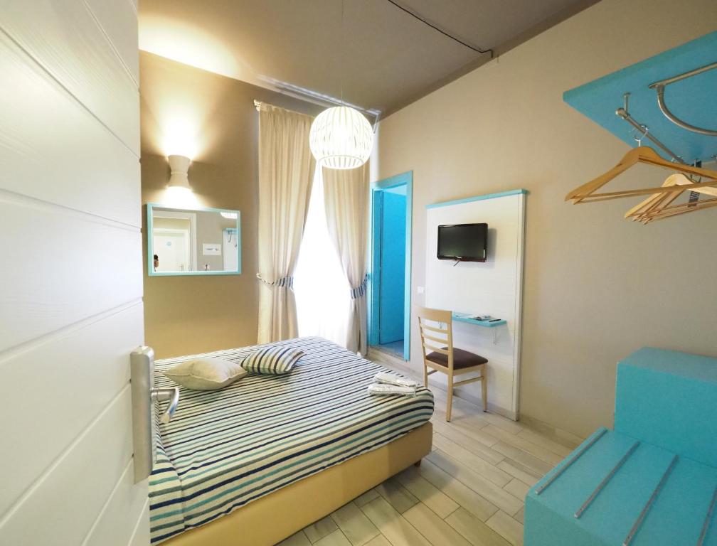 Una televisión o centro de entretenimiento en Hotel La Spiaggia